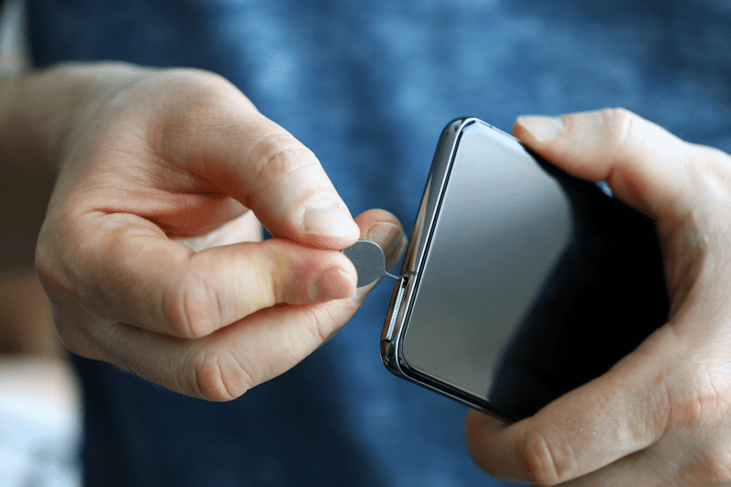 Wyjmowanie karty SIM w smartfonie z systemem Android