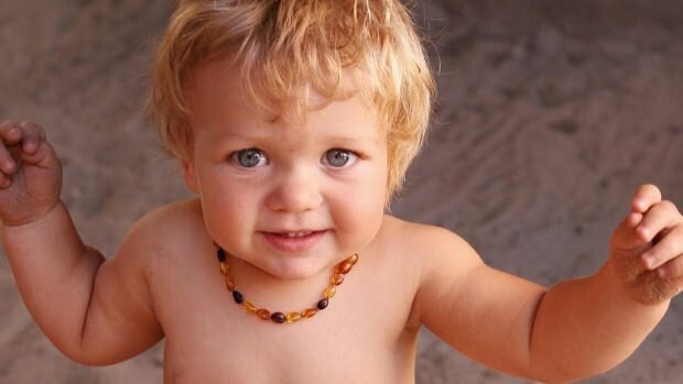Korzyści z bursztynowych naszyjników dla niemowląt