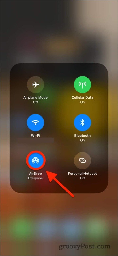 Włączanie AirDrop na iPhonie
