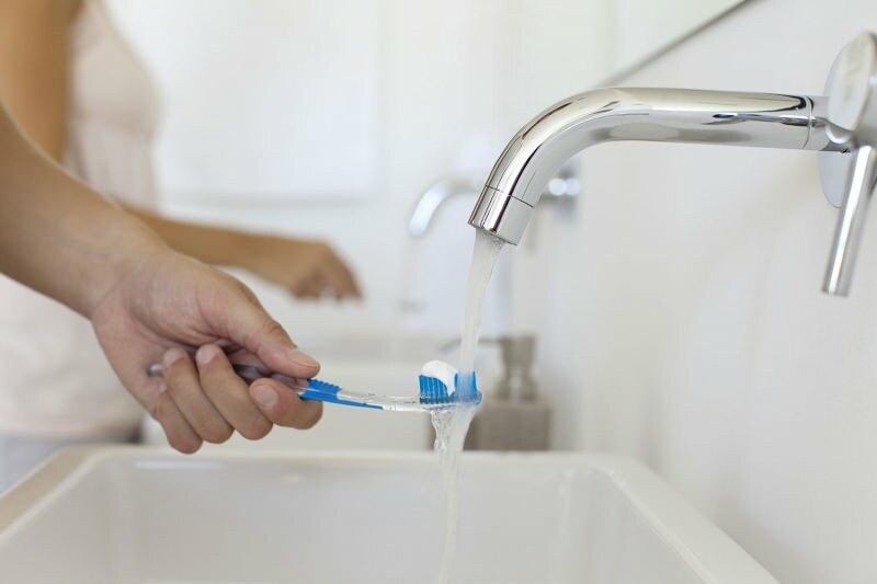Zakręcanie wody podczas mycia zębów