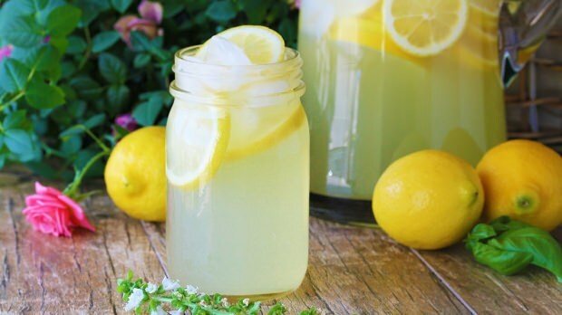 Co się stanie, jeśli będziemy regularnie pić wodę cytrynową? Jakie są zalety soku z cytryny?