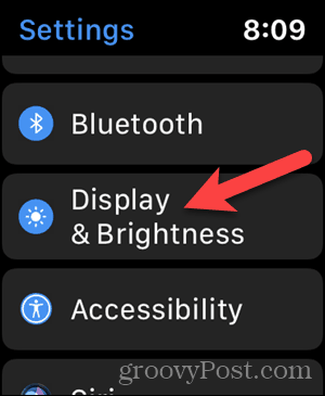 Stuknij Wyświetlacz i jasność w Ustawieniach na Apple Watch