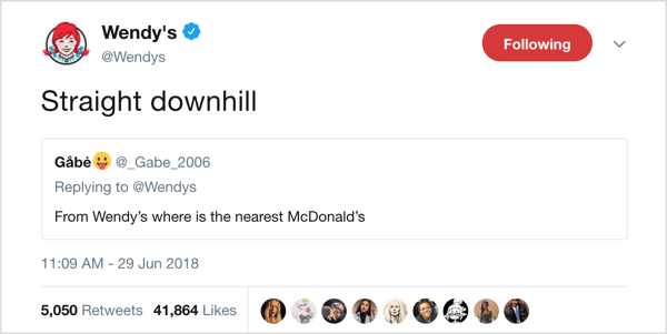 Wendy's retweetuje posty od fanów i dodaje zabawne osobiste podpisy.