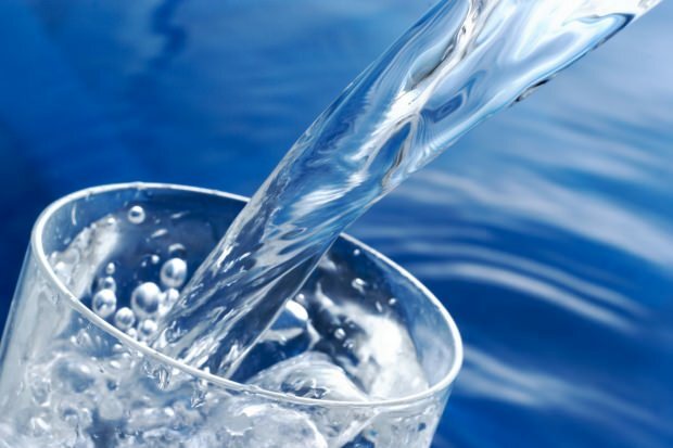 Czy woda pitna powoduje przyrost masy ciała? Ile litrów wody należy pić dziennie, aby schudnąć? Jeśli pijesz wodę w nocy ...
