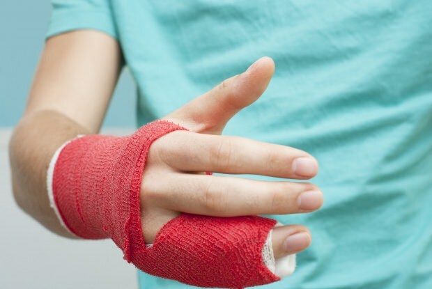 Co powoduje złamanie palca? Jakie są objawy złamania palca?