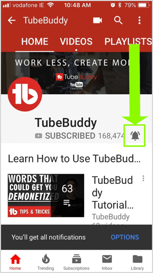Ikona powiadomień YouTube wygląda jak dzwonek i pojawia się po prawej stronie rzędu ikon zawierających lupę, kamerę wideo, siatkę i strzałkę w dymku. Kiedy subskrybujesz kanał, ikona powiadomienia zmienia kolor z szarego na czerwony i informuje, kiedy kanał opublikuje nowy film.