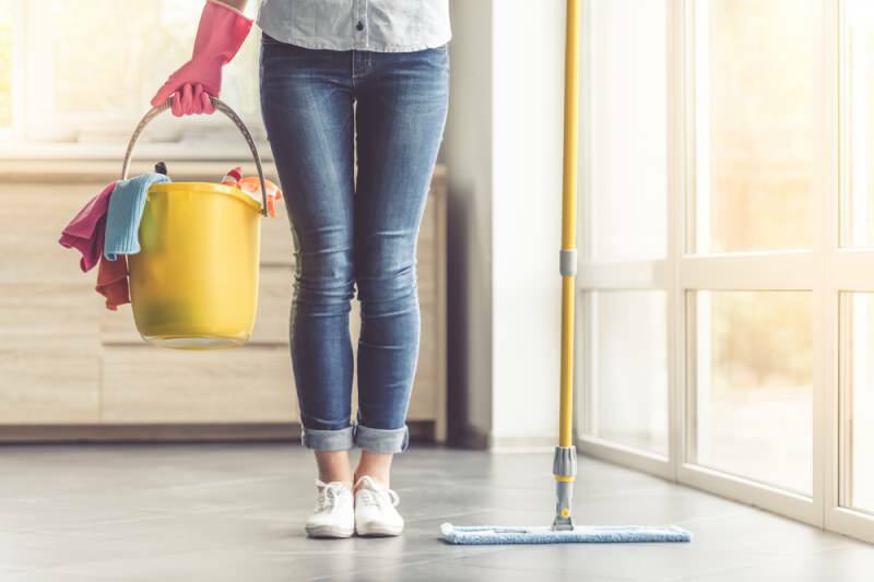 Dolny róg jest najłatwiejszym wakacyjnym sprzątaniem! Jak posprzątać wakacje w domu?