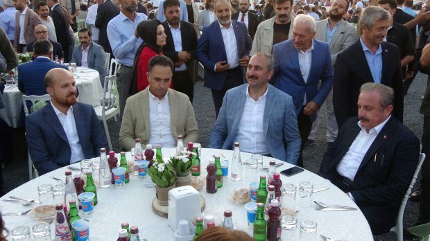 Bilal Erdoğan, minister sprawiedliwości Abdülhamit Gül i marszałek parlamentu Mustafa Şentop