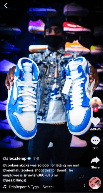 tiktop post @ alex.stemp przedstawiający jego produkt z butami do tenisa w kolorze niebieskim i białym