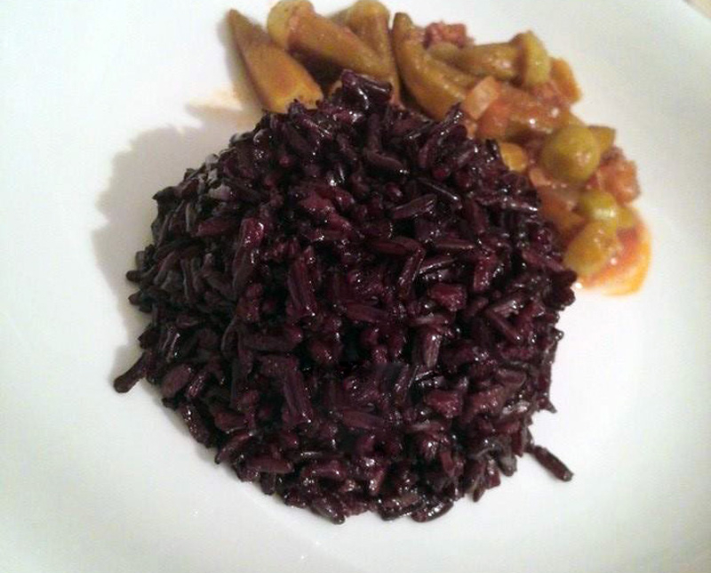 Co to jest czarny ryż? Jak zrobić pilaw z czarnego ryżu? Techniki gotowania czarnego ryżu
