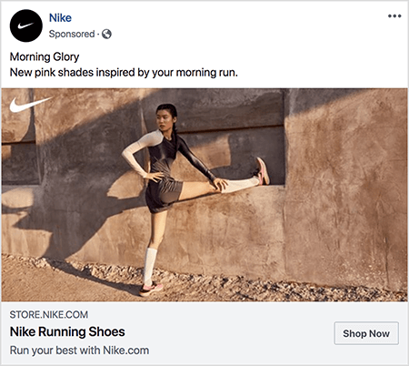 To jest reklama butów do biegania Nike na Facebooku. Tekst reklamy brzmi „Morning Glory”, a w następnym wierszu „Nowe odcienie różu inspirowane porannym biegiem”. Na zdjęciu z reklamy Azjatka rozciąga się z jedną nogą wyprostowaną i stopą na półce, a drugą na ziemia. Jej górna połowa skręca się na bok. Ma na sobie różowe buty do biegania Nike, białe podkolanówki, ciemnoszare spodenki do biegania i podkoszulek. Jej włosy są upięte. Jest na polnej ścieżce przed budynkiem wyglądającym na sztukaterię lub glinę. Talia Wolf mówi, że Nike to świetny przykład marki, która wykorzystuje emocje w reklamie.