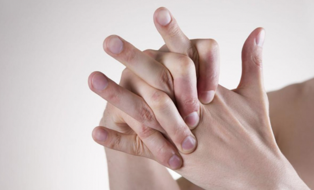 Jakie są szkody związane z pękaniem palców, jak to zostawić?
