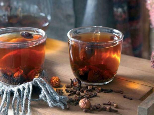 Jak przygotować herbatę z dzikiej róży i cynamonu?