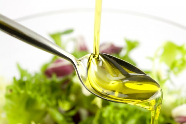 Jakie są zalety oliwy z oliwek dla skóry i włosów? Jak nakłada się oliwę z oliwek na włosy i skórę?