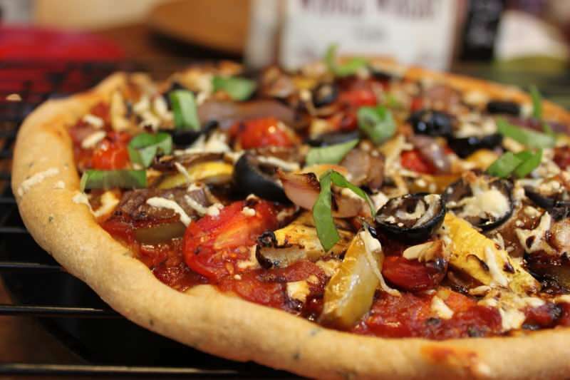 Najłatwiejszy przepis na pizzę wegetariańską! Jak zrobić pizzę wegetariańską w domu?