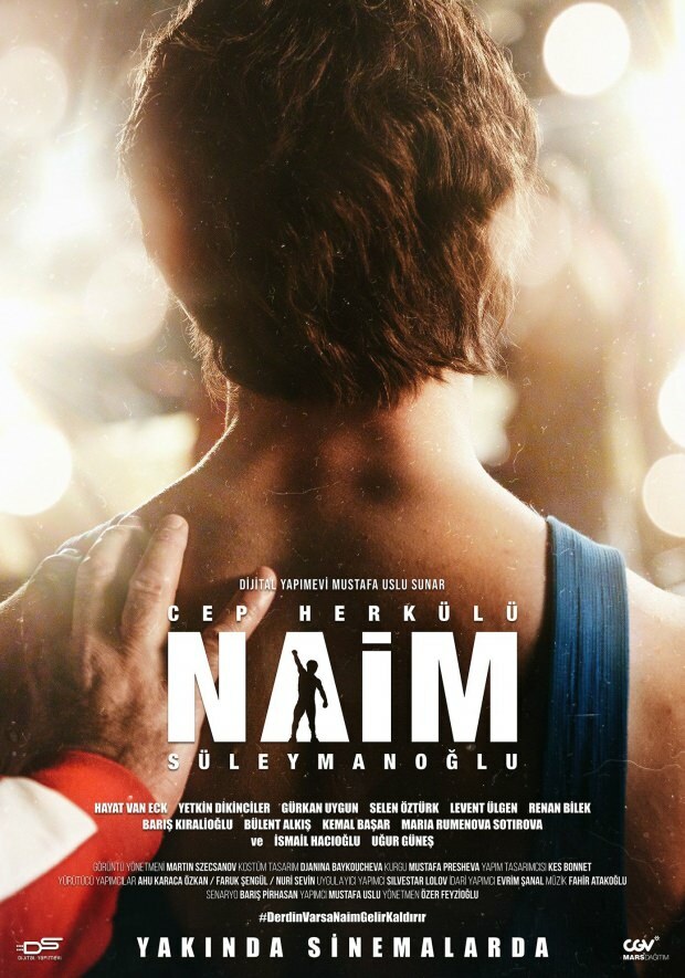 Ludzie ustawiają plakat filmu Naim