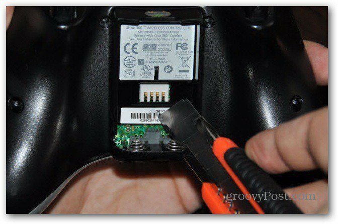 Zmień analogowe pałeczki kontrolera Xbox 360, odkręć wszystko ostrze ostatniej śruby