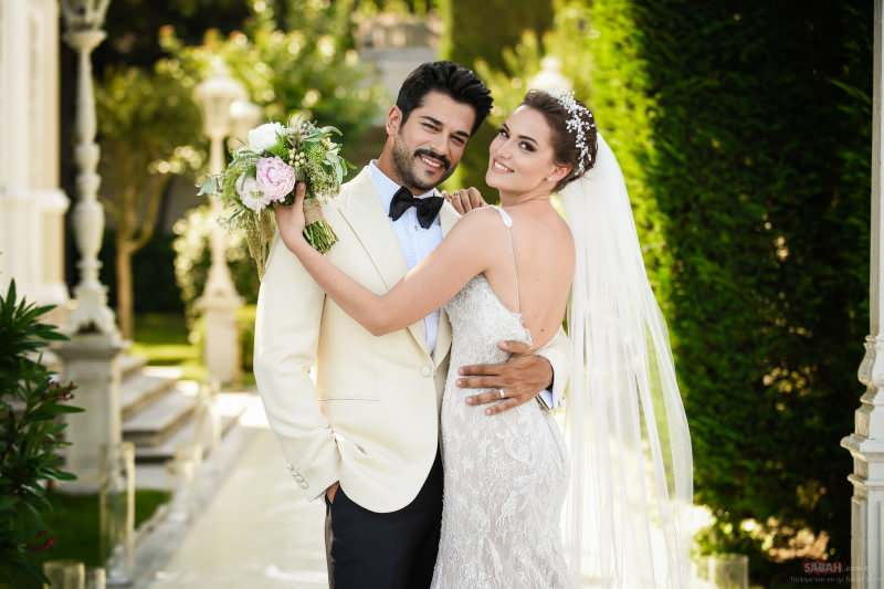 Burak Özçivit i Fahriye Evcen pobrali się w 2017 roku