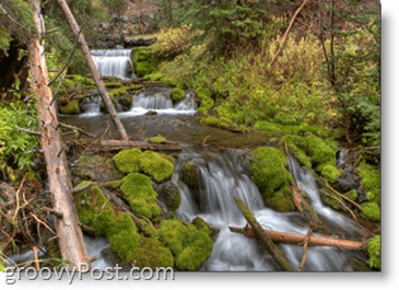 Zdjęcie - powolny przykład prędkości Shutterspeed - woda z zielonego lasu rzeki