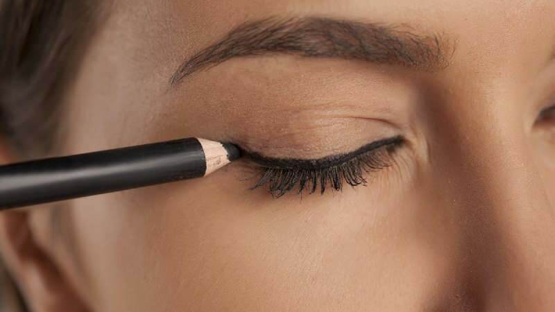 Jak narysować najłatwiejszy eyeliner? Jakie są metody rysowania eyelinera?