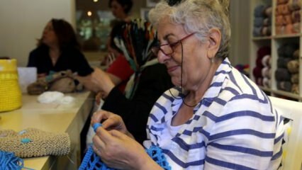Emerytowane kobiety robią na drutach modę, aby dotrzymać kroku
