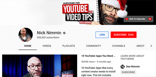 To zrzut ekranu kanału Nicka Nimmina w YouTube. U góry zdjęcie na okładce przedstawia Nicka w czapce Mikołaja. Wygląda zza obrazu zeszytu w oprawie spiralnej. Tekst na stronie notatnika brzmi „Subskrybuj YouTube i porady dotyczące filmów”. Jego kanał ma 306 502 subskrybentów.