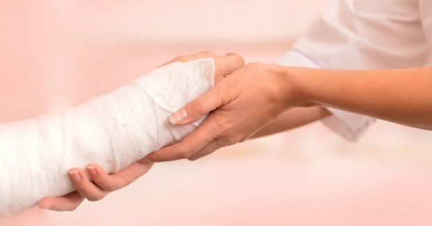Czy pod ręką występują objawy torbieli (Ganglion)? Jaka jest metoda leczenia torbieli dłoni?