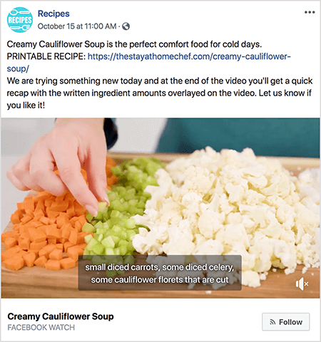 To jest zrzut ekranu wideo z napisami. Film pochodzi z programu Rachel Farnsworth o nazwie Recipes na Facebooku. Tekst w poście wideo mówi: „Kremowa zupa kalafiorowa to doskonały komfort na chłodne dni. PRZEPIS DO DRUKU: https://thestayathomechef.com/creamy-cauliflower-soup/. Próbujemy dziś czegoś nowego, a pod koniec filmu otrzymasz krótkie podsumowanie z zapisanymi ilościami składników nałożonymi na film. Daj nam znać, jeśli Ci się spodoba! Film nadal pokazuje rękę białej kobiety, która podnosi kawałek pokrojonego w kostkę selera z deski do krojenia. Na cięciu są rzędy pokrojonych w kostkę warzyw. Od lewej do prawej te warzywa to marchewka, seler i kalafior. Podpis wideo ma szare tło i biały tekst. Jest tam napisane: „mała pokrojona w kostkę marchewka, trochę pokrojony w kostkę seler, kilka pokrojonych różyczek kalafiora”. W lewym dolnym rogu znajduje się tytuł filmu, Creamy Califlower Soup, pogrubiony, czarny tekst. Pod tytułem znajduje się szary tekst „Facebook Watch”. W prawym dolnym rogu znajduje się jasnoszary przycisk z ikoną RSS i tekstem Śledź.