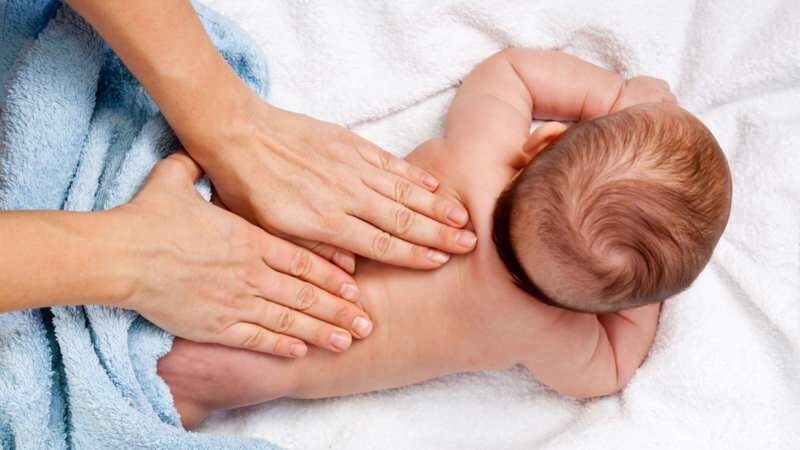 Jak stosować czopki u niemowląt? Stosowanie czopków i oliwy z oliwek w zaparciach