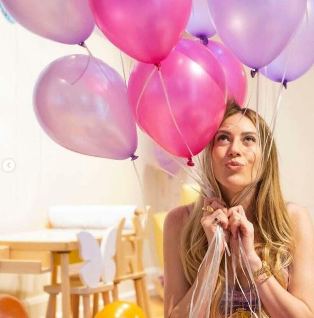 Sinem Kobal pozował w balonach
