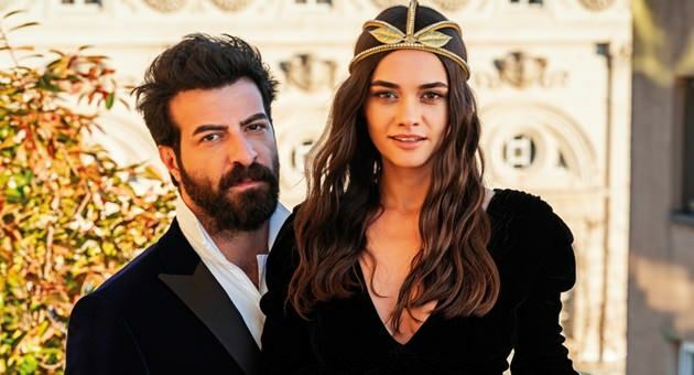Aktor Hande Soral i jego żona İsmail Demirci wzywają do „zostania w domu”