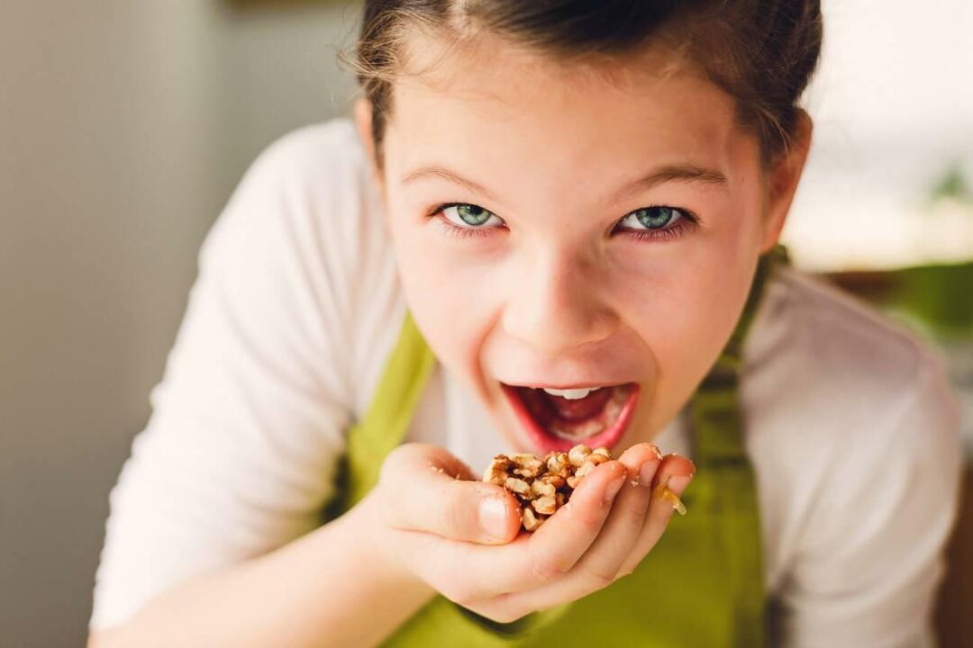 dziecko jedzące orzechy włoskie