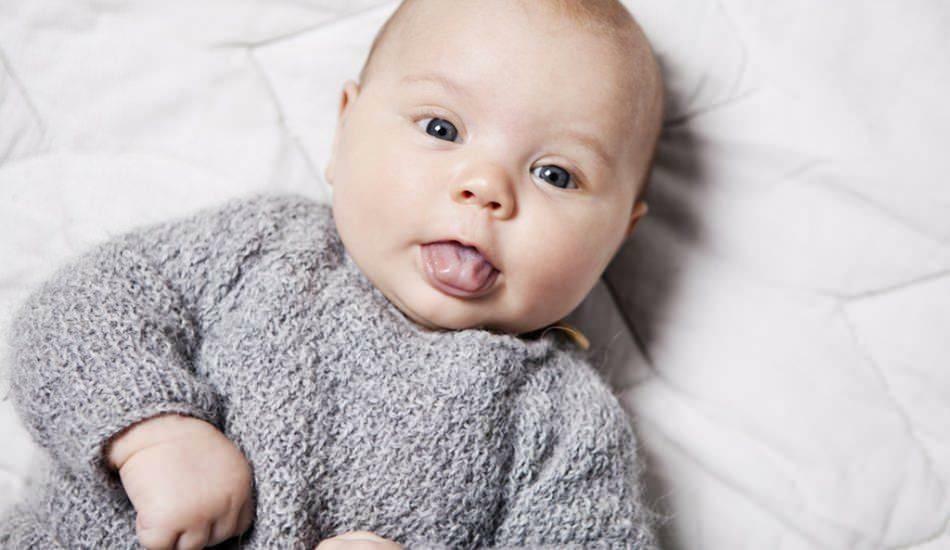 wystający język u niemowląt
