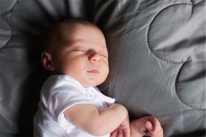 Czy wstrząsanie niemowląt na stojąco jest szkodliwe? Metoda snu z wytrząsaniem na stojąco