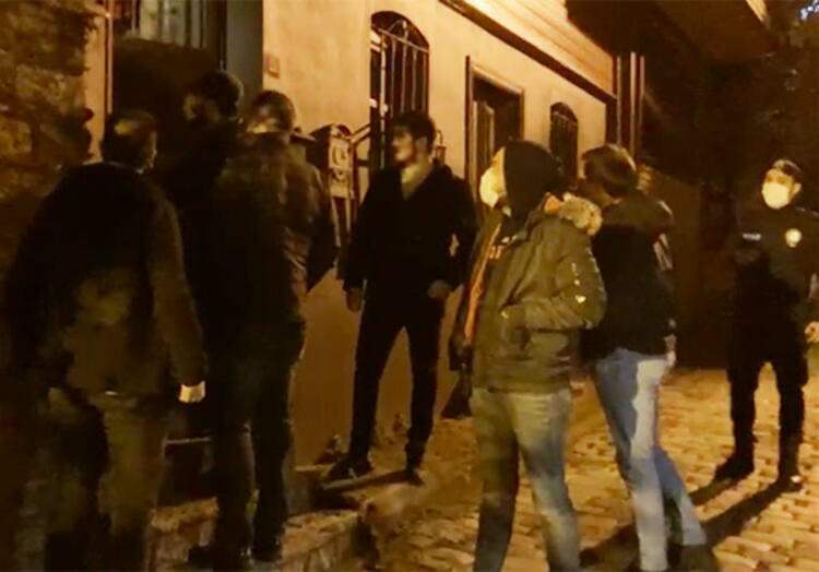 Policja przeprowadziła nalot na dom Özge Özpice