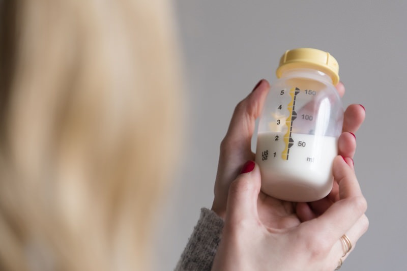 Jak odciągać i przechowywać bezbolesne mleko matki? Metoda doju ręczna i elektryczna