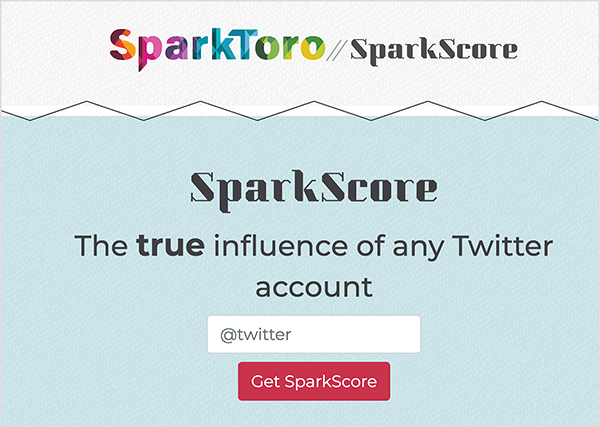 To jest zrzut ekranu strony internetowej SparkScore. U góry znajduje się logo SparkToro, które jest nazwą zapisaną wyjątkowo pogrubioną czcionką z geometrycznymi obszarami w kolorach tęczy. Po dwóch ukośnikach znajduje się nazwa narzędzia, SparkScore. Slogan brzmi „Prawdziwy wpływ każdego konta na Twitterze”. Poniżej sloganu znajduje się białe pole tekstowe, które zachęca użytkownika do wpisania swojego uchwytu na Twitterze i czerwonego przycisku oznaczonego Get SparkScore.
