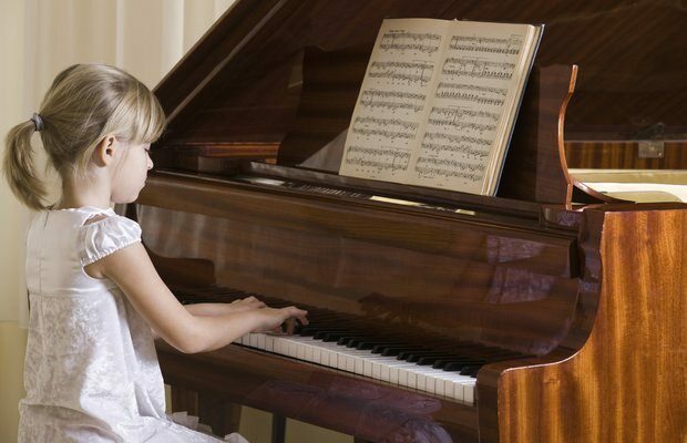 W jakim wieku dzieci mogą grać na instrumentach muzycznych?