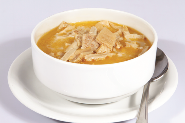 Jak zrobić przyprawioną zupę z żwacza? Praktyczna zupa flaczki