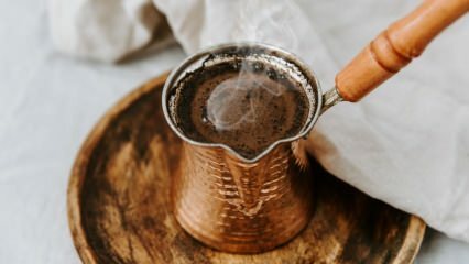 Jak zrobić kawę po turecku z napojem? Najłatwiejsze wskazówki spienionej kawy