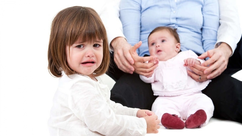 Jak powinno się traktować dziecko zazdrosne o swojego brata? Zazdrość noworodka