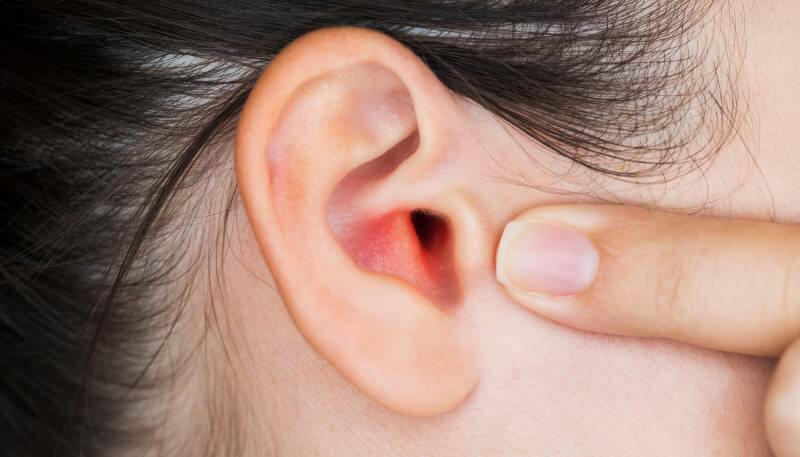 zapalenie ucha środkowego powoduje zaczerwienienie i swędzenie