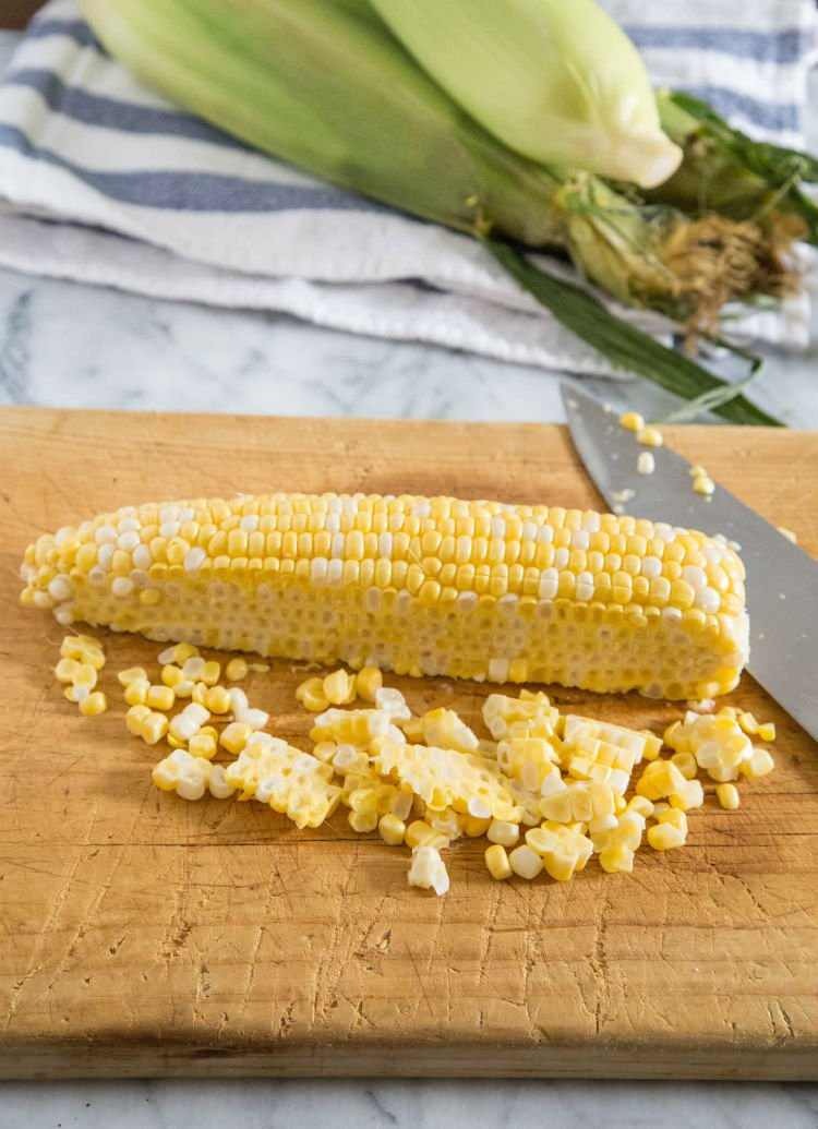 Sortowanie kukurydzy na desce do krojenia