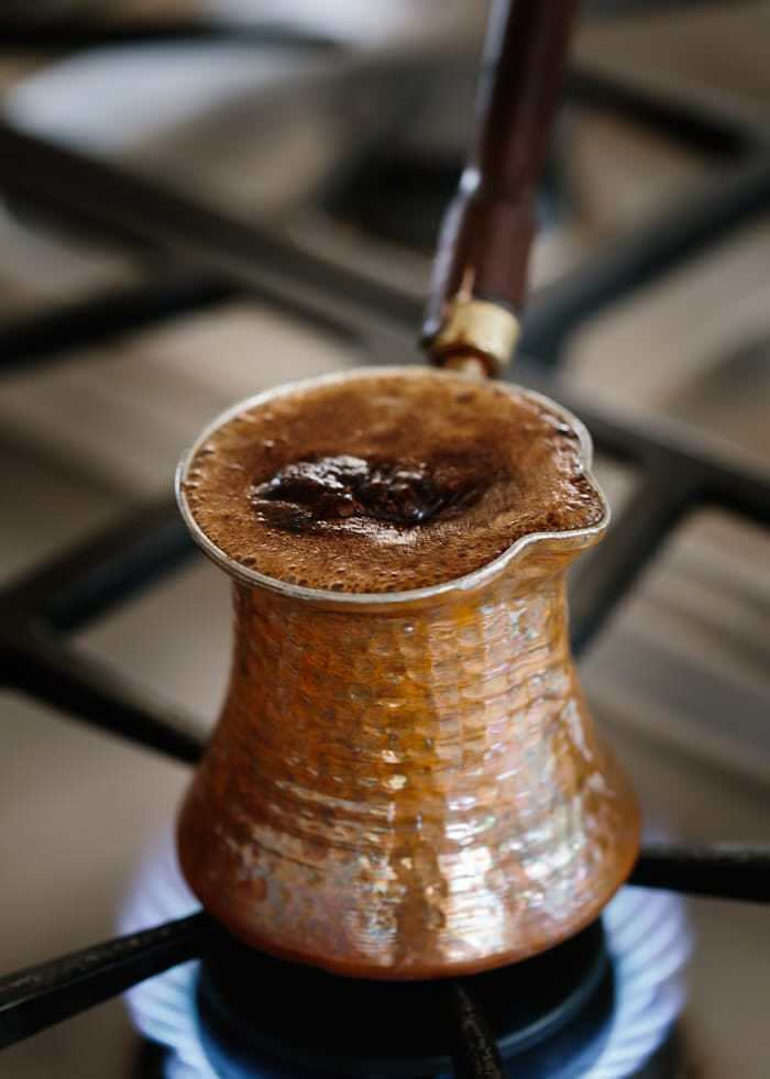Jak usunąć gorycz kawy? Metody łagodzenia bólu kawy po turecku