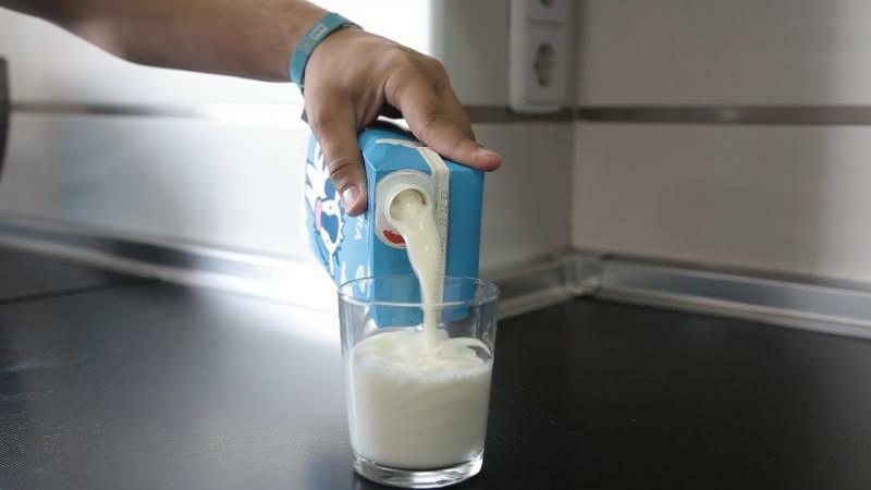Jak uniknąć rozpryskiwania się podczas nalewania mleka