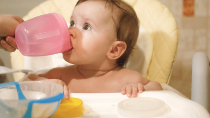 Kiedy dzieci otrzymują wodę? Czy woda jest podawana dziecku karmionemu mieszanką w okresie przechodzenia na karmę uzupełniającą?