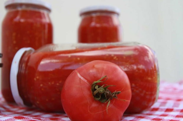 Jak zrobić pomidory w puszkach w domu? Wskazówki dotyczące przygotowania zimowych menemenów