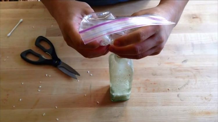 Jak najłatwiej wyczyścić wąską szklaną butelkę? Najłatwiejsza metoda czyszczenia wąskich butelek!