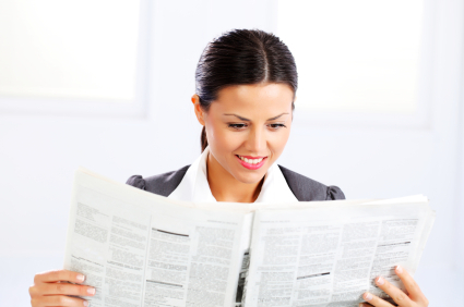 biznes kobieta czyta gazetę
