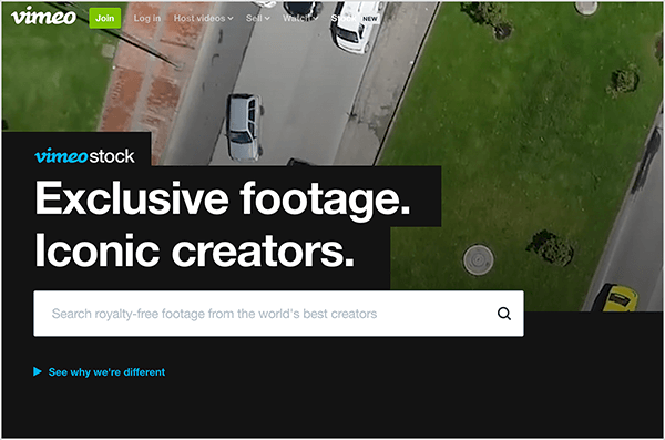 To jest zrzut ekranu witryny Vimeo Stock. W lewym górnym rogu znajduje się nazwa Vimeo, zielony przycisk oznaczony Dołącz i następujące opcje: Zaloguj się, Hostuj filmy, Sprzedaj, Oglądaj, Zapasy (nowe). W tle pojawia się zdjęcie lotnicze ulicy z jadącymi samochodami i zieloną wyspą dla pieszych. Poniższy tekst pojawia się na czarnym tle, które wygląda jak prostokąty ułożone w stosy w lewym dolnym rogu: „Materiał dostępny wyłącznie na Vimeo. Kultowi twórcy ”. Pod tym tekstem znajduje się białe pole wyszukiwania. Mały niebieski tekst poniżej pola wyszukiwania zawiera link „Zobacz, dlaczego jesteśmy inni”.